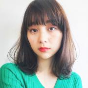軽やかカールでデコルテをキレイに見せる、春っぽレイヤーミディ | lMAQUIA