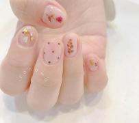 どんなデザインも品良く決まる！淡ピンクベースのネイル11選