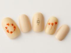 【365日ネイル】ベージュネイルになじむオレンジフラワーをチョイス！　さりげなく春を楽