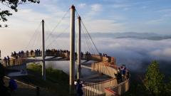 星野リゾート トマム「雲海テラス」に2つの新展望スポット“雲のベッド＆バー”が誕生