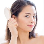 皮膚科医指南の髪がパサつく原因｜「潤う髪の洗い方」極意は“サンドイッチケア” |