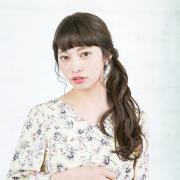 ヘアアクセがなくても物足りない印象を払拭。斬新テクニックで作る華やかサイドポニー