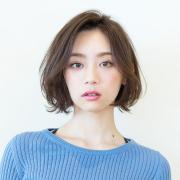 ほっそり小顔で女らしい！ ヘルシー美人のゆるふわカールボブ | lMAQUIA