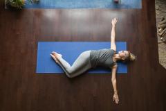 猫背改善でスタイルアップ！つらい肩こりもスッキリ改善ストレッチ