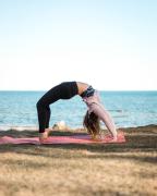 夏前に"背中のハミ肉"を落とす！ヨガ「ブリッジポーズ」を3STEPでマスター♡