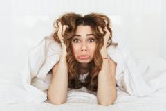 メイクをしたまま寝ちゃった！肌ダメージと緊急アフターケア法