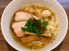これって本当に「魚介」オンリー!? 黄金色に輝くスープにモノ足りなさは微塵もなし