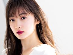 シュウ ウエムラのダークトーンレッドリップで女っぽさを演出 |