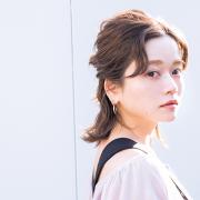 テクありハーフアップアレンジ｜ストレートアイロンで波巻きを作るのがポイント！ |
