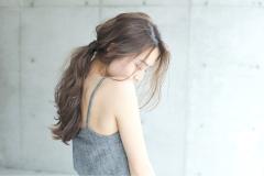 老けて見えない秘訣はコレ！「ひとつ結び」を今っぽく見せるテクニック