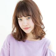 外ハネカールと重め前髪で仕上げる、大人カジュアルな今っぽミディアム | マキアオンライ