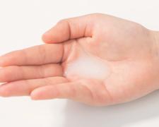 テカテカになる日中の肌…朝のスキンケアでの対策法は？ |