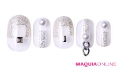 輝きが際立つ、クリアなブロッキング「シルバー」ネイル | lMAQUIA