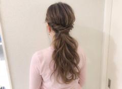 ねじるだけで上品な印象をつくる、ポニーテールアレンジ