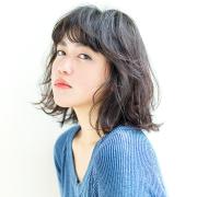 雨の日もふわっとキマる！ 湿気に負けないクセ毛風カールミディアム | マキアオンライン（