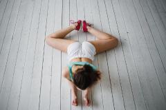 骨盤周りを温め、ホルモンバランスを整える「カエルのポーズ」3種類