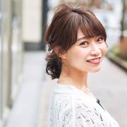 5分でできる簡単ヘアアレンジ｜バレッタを使ったワンランク上のひとつ結び |