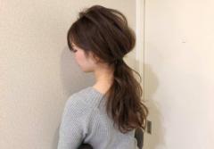 ゆるっと感がおしゃれ。ちょい足しポニーテールアレンジ