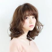 暗髪や硬い髪をフワッと軽く！ シアーカラーで仕上げる春顔ウェーブミディ | lMAQUIA