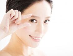 目元のむくみすっきり！メイク前の30秒マッサージ