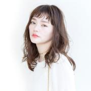 今すぐおしゃれ顔になれる、ウェット質感のショートバング×ごくゆるウェーブ | マキアオン