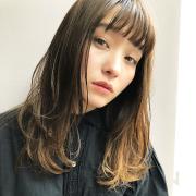 簡単アイロン巻きで作る、ニュアンシーな揺れ感のセミロングヘア | マキアオンライン（M
