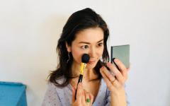 「とりえあずチーク」で大失敗？ ママ好感度を上げる「チークの新常識」