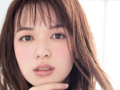完売必至！「クラランス」のあの“オイルリップ”の限定・ブルーを使って透け感を |