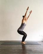 ひざ上のお肉を撃退！スカートが似合う美脚になる「ヨガポーズ」５選♡