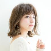 外ハネ×インナーカラーで、のばしかけボブを軽やかな春スタイルに！ | lMAQUIA