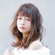 ゆるっと、ふわっと軽やかなフェミニンウェーブで印象的なセミロングに | lMAQUIA
