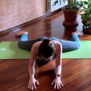 骨盤調整に内ももヤセ♡毎日１分「フロッグポーズ」で美脚づくり