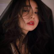 【暗髪と赤リップ最強説】モード感もアンニュイ感も出せるおフェロ女子で暗髪を堪能しよ