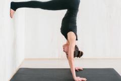 露出できる「二の腕」に！体幹を鍛えて引き締めるヨガポーズ