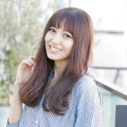 ツヤが出やすく、肌がキレイに見えるヘアカラーの大人可愛いフェミニンロング | lMAQUIA