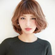 ショートバング×リバースカールで差をつける、高感度カジュアルボブ | lMAQUIA