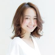ふんわりカールと外ハネのコラボで、フェミニン＆ヘルシーな愛されミディアムに | マキア