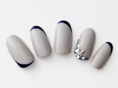 【365日ネイル】大事なプレゼンはオンモード全開ネイルで！シャープさが引き立つネイビー