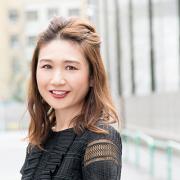 レッドリップに甘さをプラスできる！ 超簡単ねじりハーフアップアレンジ |