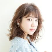 丸顔さんや小柄さん必見！ すっきりシルエットのウェーブミディアム | lMAQUIA