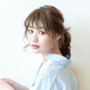 【動画あり】自然な後れ毛の出し方、結び目の隠し方も解説！ 大人可愛いポニーテールの作