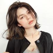 簡単アイロン巻きで作る、抜け感たっぷりのリラクシーミディアム | マキアオンライン（M