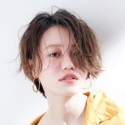 揺らぐような束感とスキマで仕上げる、ほんのりセクシーな大人ショート | マキアオンライ