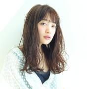 ダウンスタイルでも重く見えない！ 束感仕上げのニュアンシーロングウェーブ | マキアオン