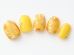 【365日ネイル】元気いっぱいのイエローを手肌なじみ良く…ビタミンカラーのマーブルネイ