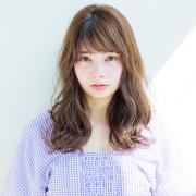 目力を強調！ 色素薄め系カラー×小顔バングが新鮮なモテ顔ガーリーロング | マキアオンラ