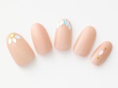 【365日ネイル】指先に光を取り込んで明るい印象に♪仕事がはかどるベージュネイル |