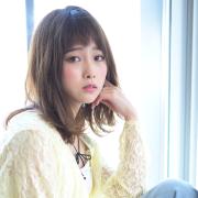 ラフな質感カール×眉上バングで、おしゃれ感アップのこなれミディアム | マキアオンライン