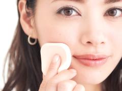 「仕事終わり、メイクしたての顔に復活させるには？」夕方のメイク直しのお悩みをプロが
