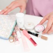 ドロドロ崩れるメイク直しをスマートに！化粧ポーチに入れたい名品コスメ - LOCARI（ロカリ